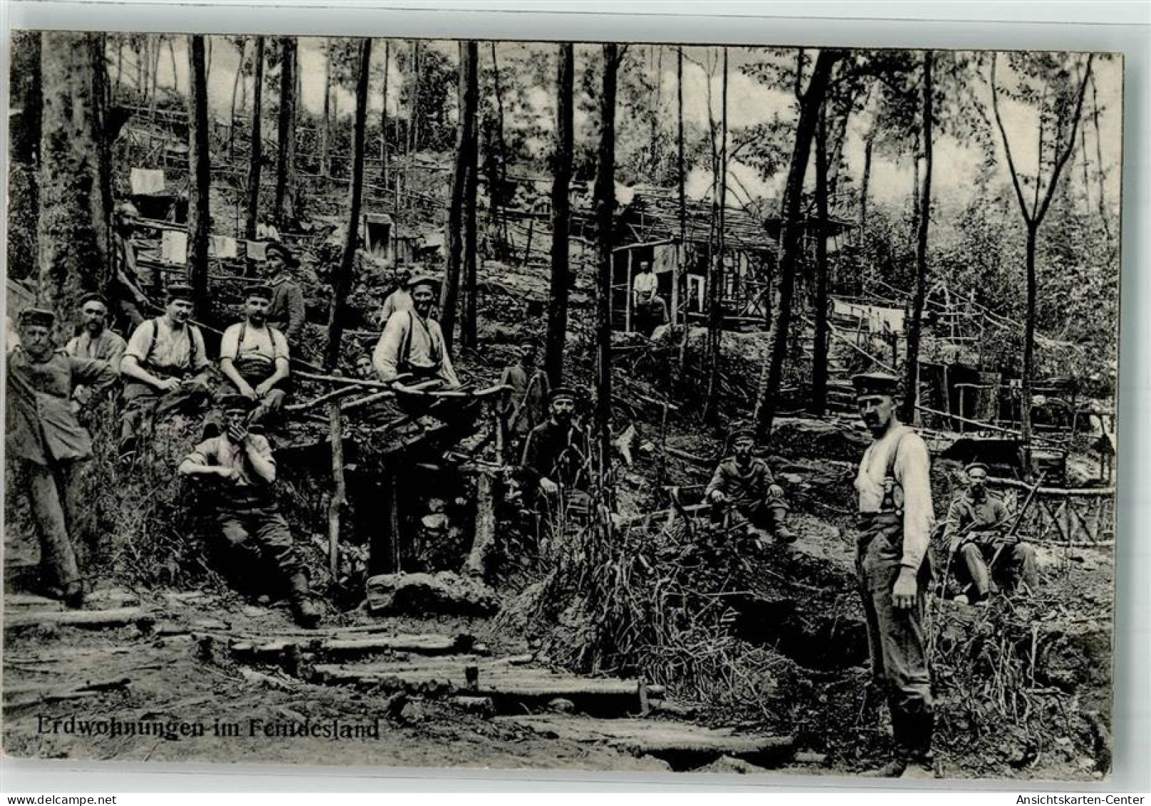 39803708 - Landser Vor Ihren In Den Waldhang Gegrabenen Unterstaenden Feldpost 11. Infanterie-Division - War 1914-18