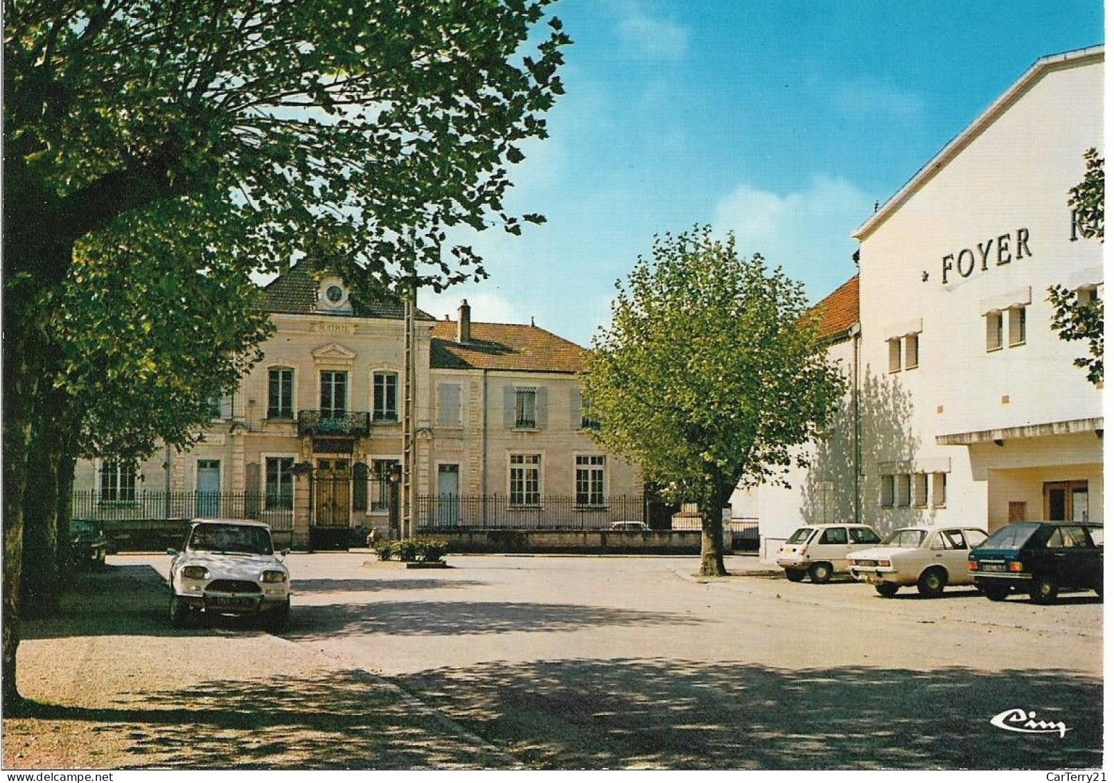 CPSM. 71 GERGY. FOYER RURAL ET HÔTEL DE VILLE. VOITURES (AMI 6). - Sonstige & Ohne Zuordnung