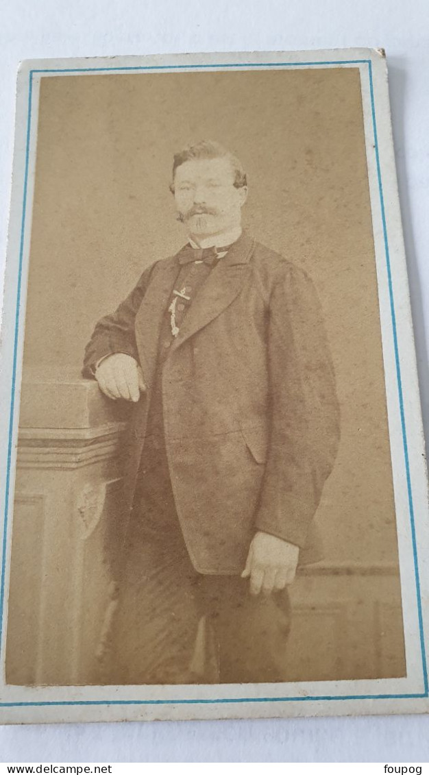 PHOTO CDV  HOMME  -  PHOTOGRAPHE YVON VENDOME   V° 10.5X6.5 CM PHOTO PALE - Anciennes (Av. 1900)