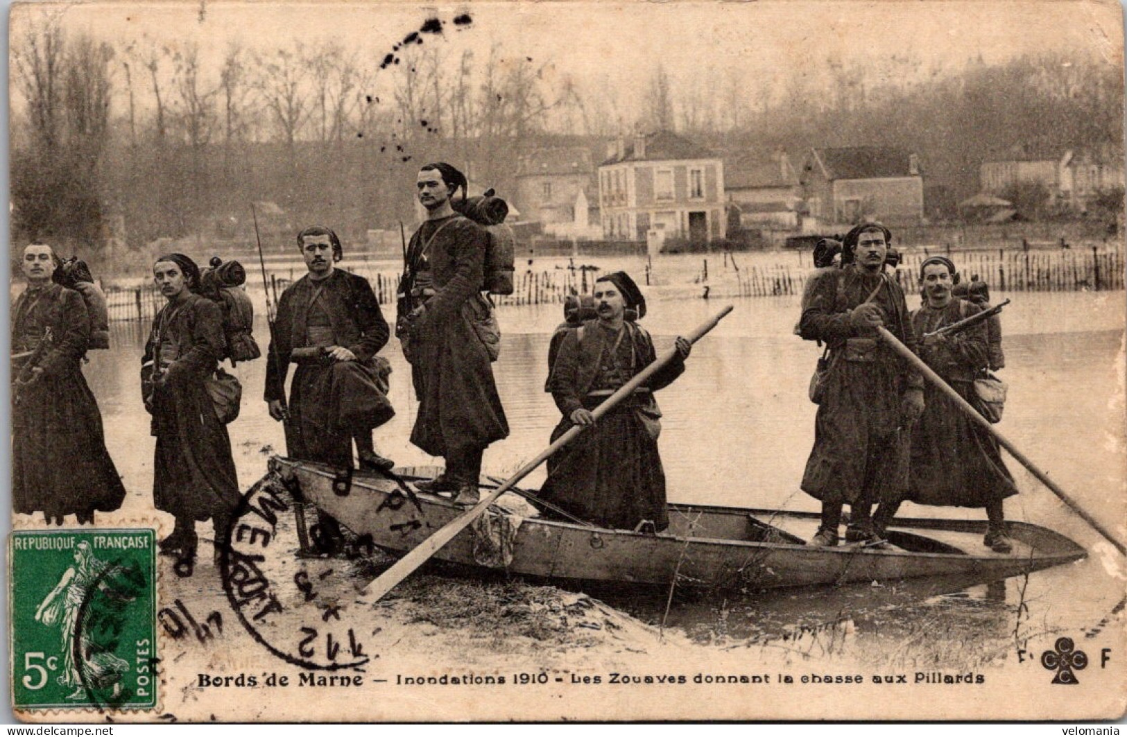 S16470 Cpa 94 Bords De Marne - Crue 1910 - Les Zouaves Donnant La Chasse Aux Pillards - Autres & Non Classés