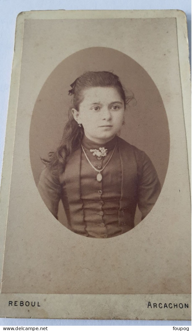 PHOTO CDV   TETE DE PETITE FILLE  -  PHOTOGRAPHE REBOUL ARCACHON  V° 10.5X6.5 CM - Oud (voor 1900)