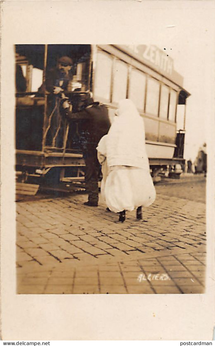 ALGER - CARTE PHOTO - Mauresque Pontant Dans Le Tramway En Avril 1922 - Alger