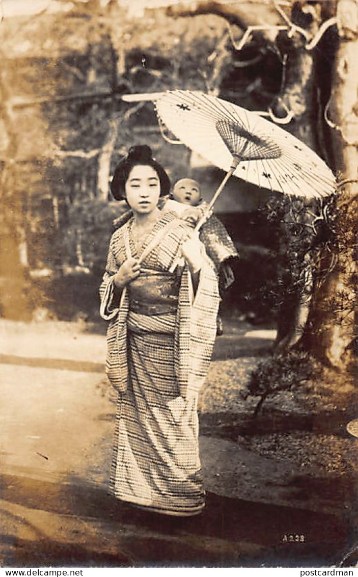 Japan - Geisha Carrying Her Baby - REAL PHOTO - Otros & Sin Clasificación