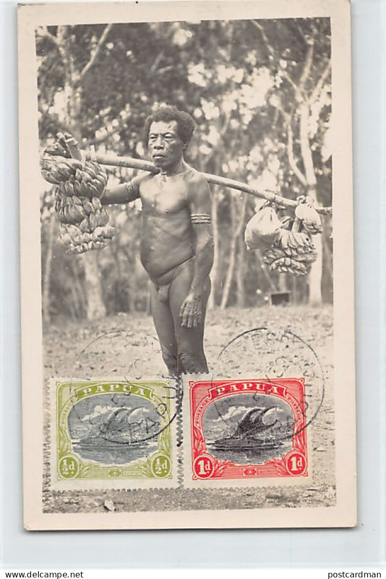 Papua New Guinea - Native Man Carrying Bananas - REAL PHOTO - Publ. Unknown (Kod - Papua Nuova Guinea