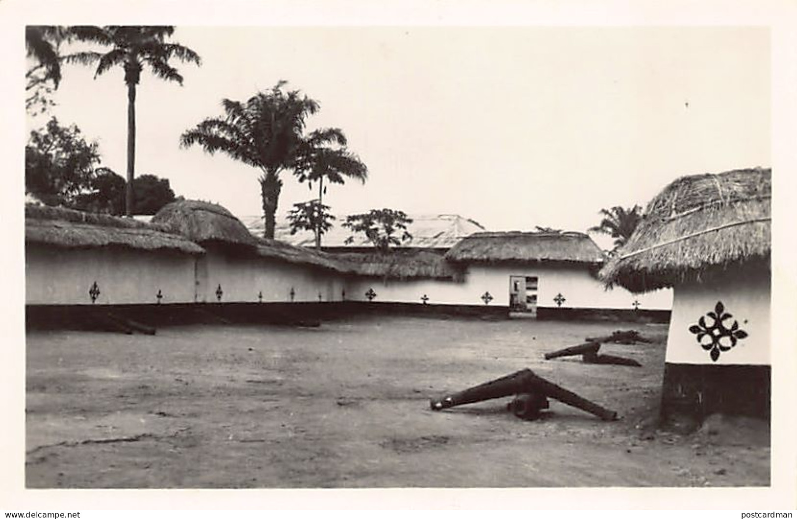 Bénin - Musée D'Abomey - L'entrée Du Musée Actuel Et Les Canons Des Rois - Photo Cl. Da Cruz - Ed. Centre IFAN 9 - Benin
