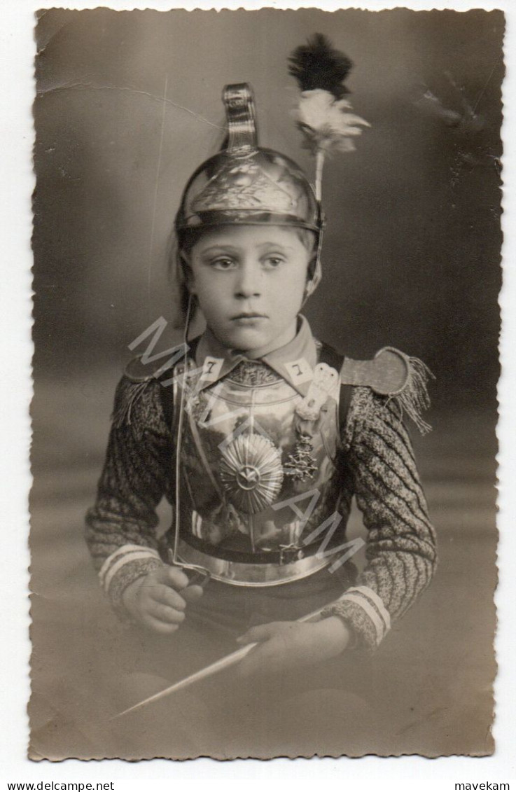 Cpa " Enfant En Tenue De Cuirassier Avec Sabre Et Médaille "  ( Pattes De Col N°7 ) La  Photo Mécanique Paris - Uniformen