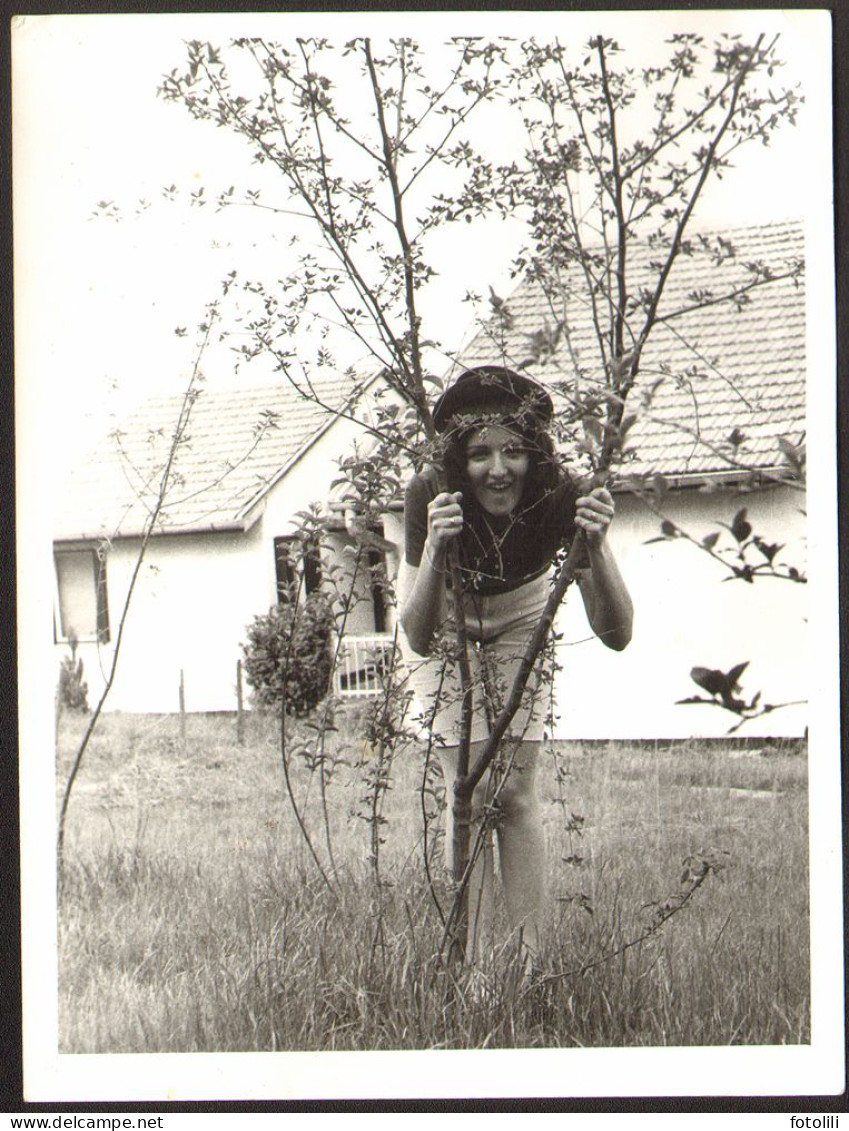 Nice Woman Female Girl With Hat In Garden Old Photo 12x9 Cm #40358 - Personnes Anonymes