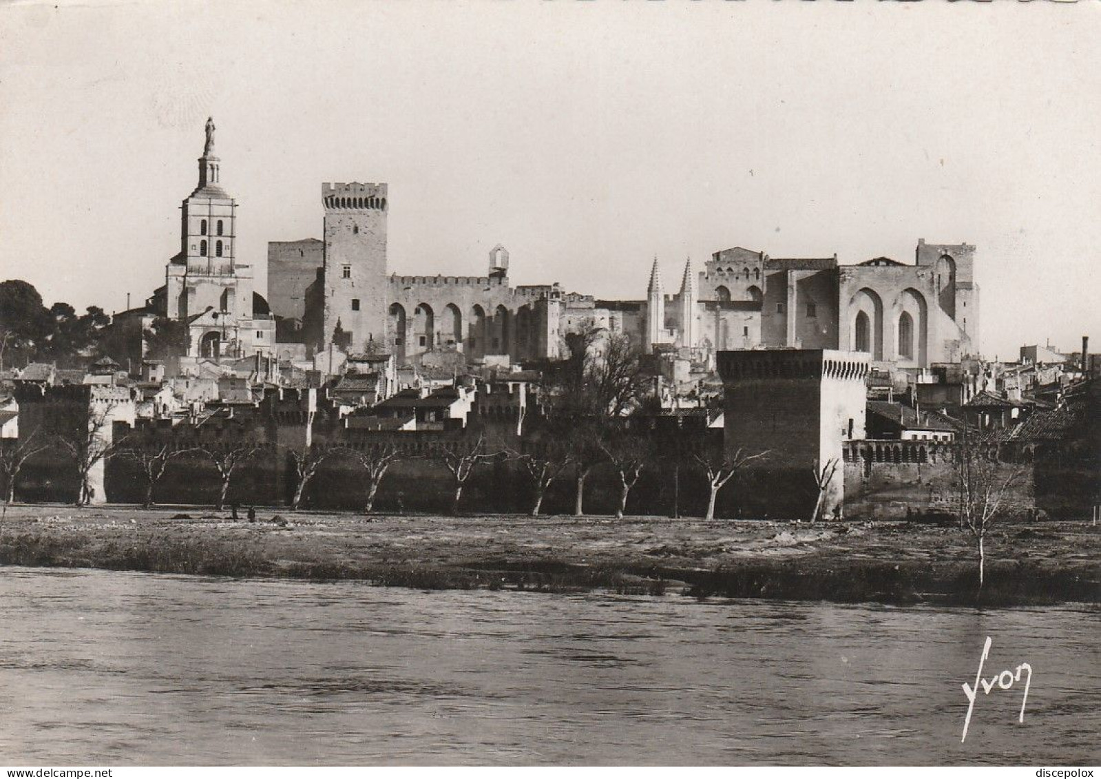 AD388 Avignon - Le Palais Des Papes Et Le Rhone / Non Viaggiata - Avignon (Palais & Pont)