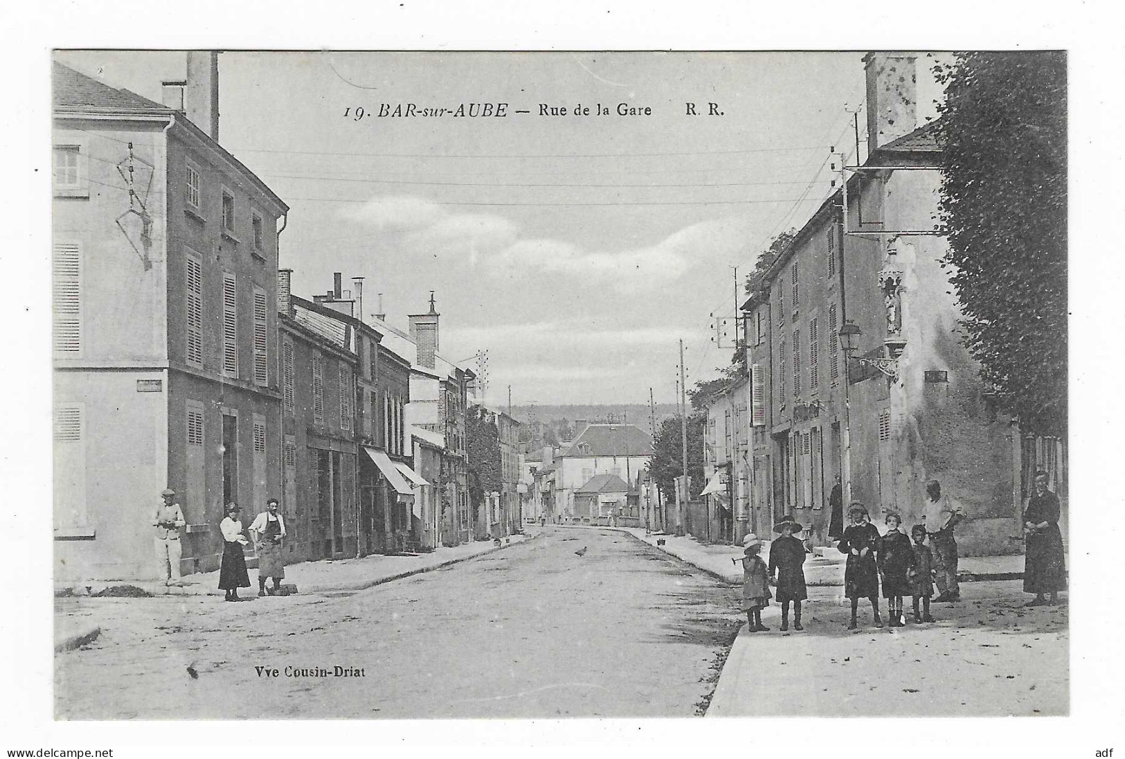 CPA BAR SUR AUBE, ANIMATION DANS LA RUE DE LA GARE, AUBE 10 - Bar-sur-Aube