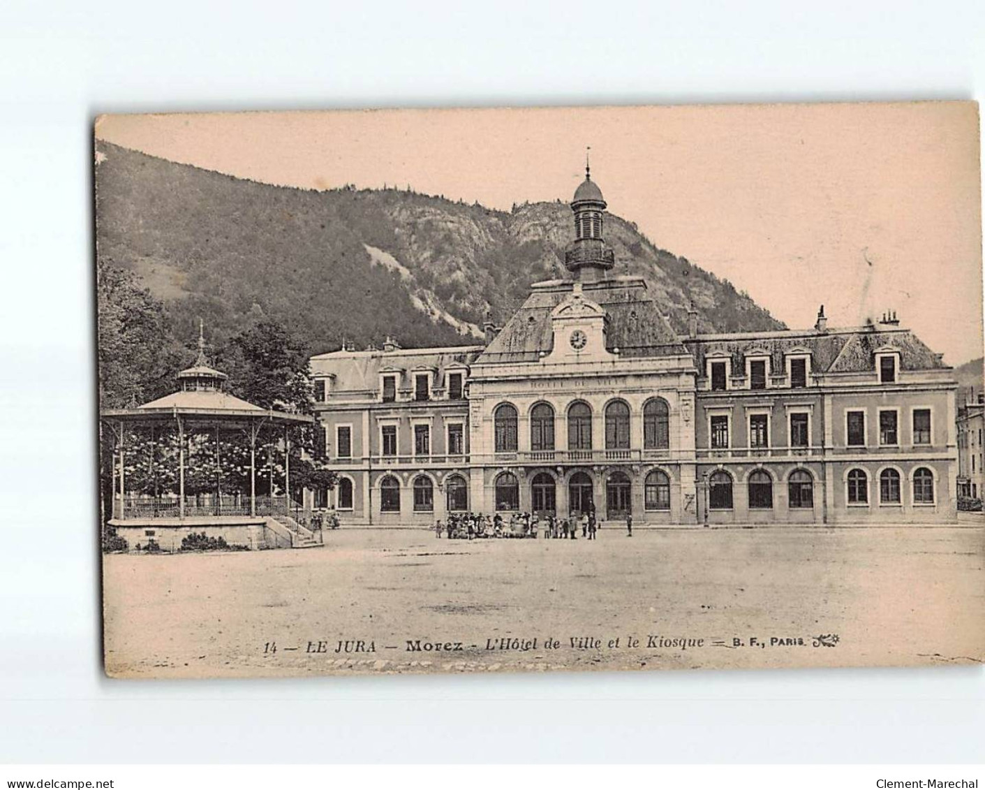 MOREZ : L'Hôtel De Ville Et Le Kiosque - état - Morez