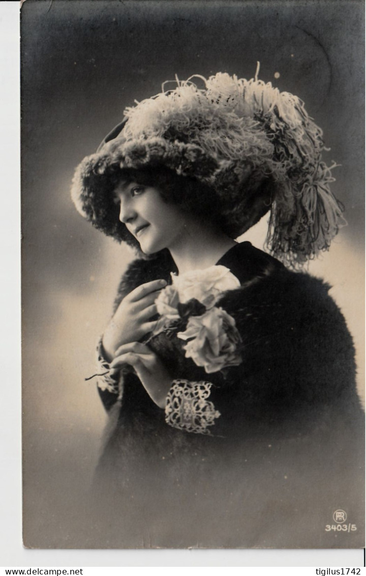 Jeune Femme Au Chapeau Tenant Des Roses Photographiée De 3/4 - Moda