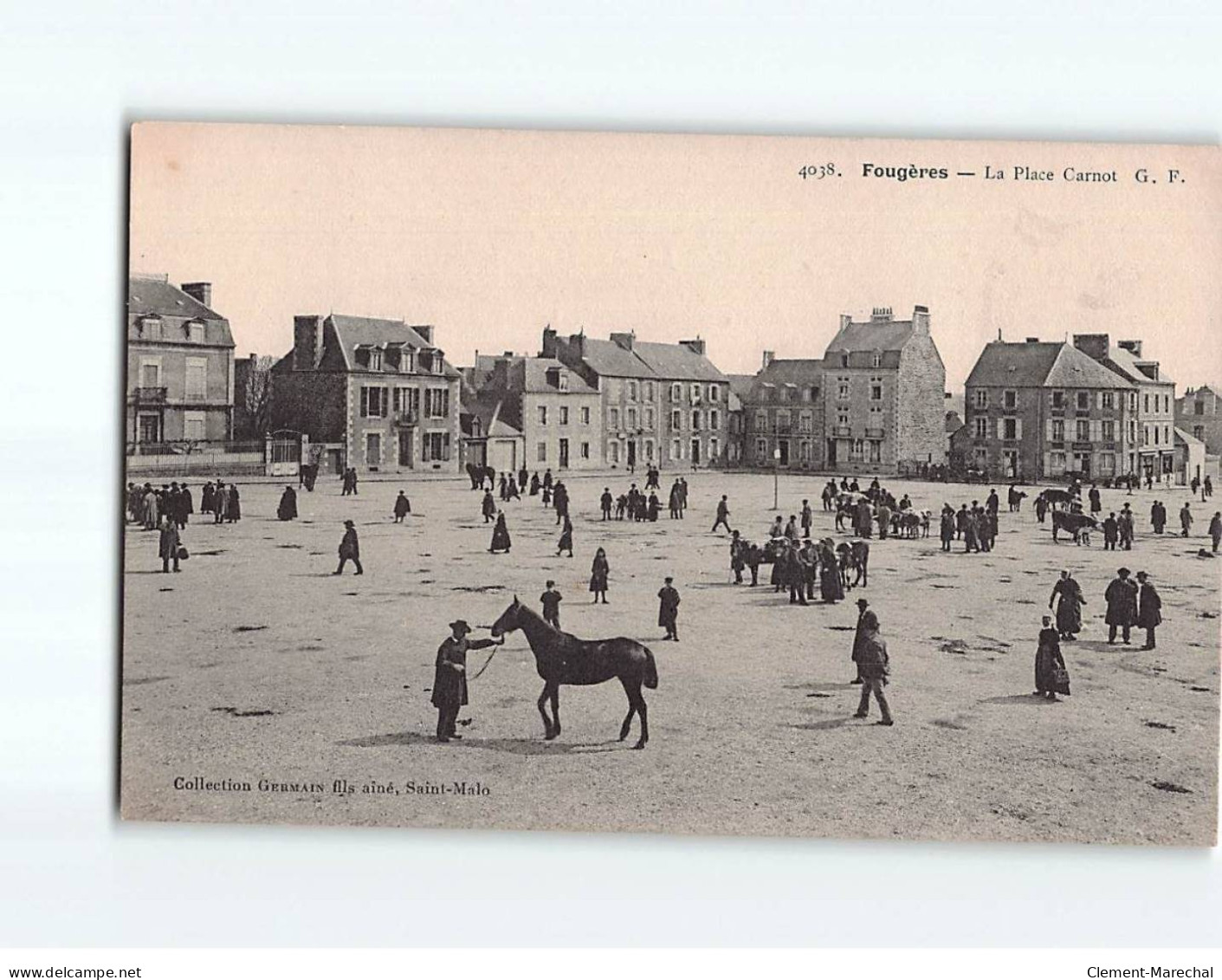 FOUGERES : La Place Carnot - état - Fougeres