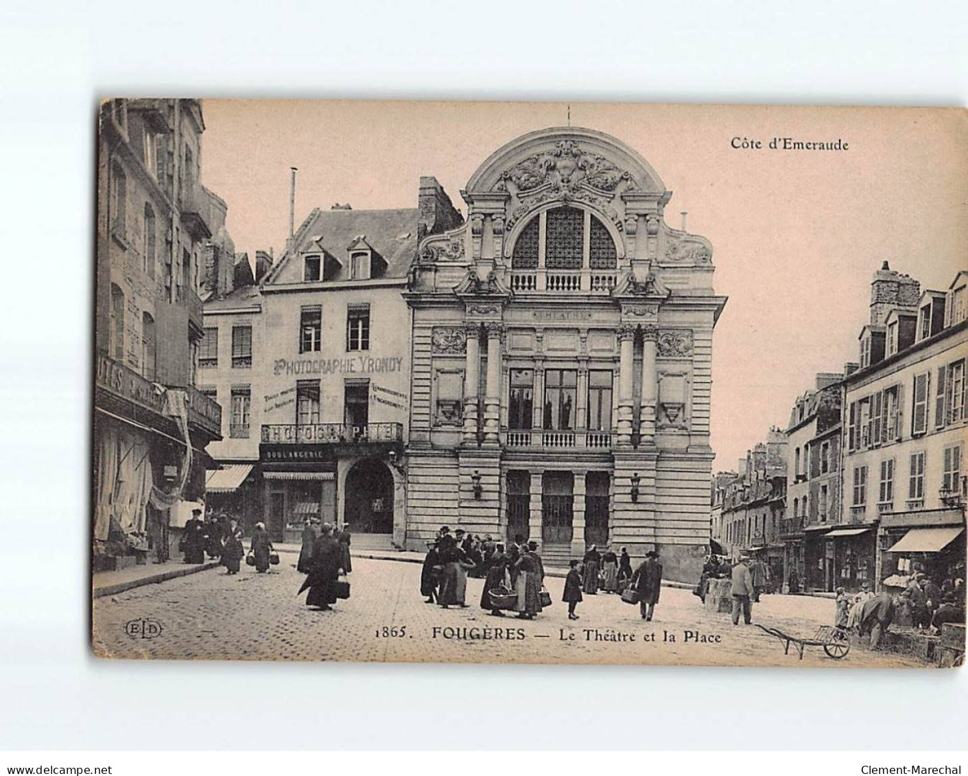 FOUGERES : Le Théâtre Et La Place - état - Fougeres