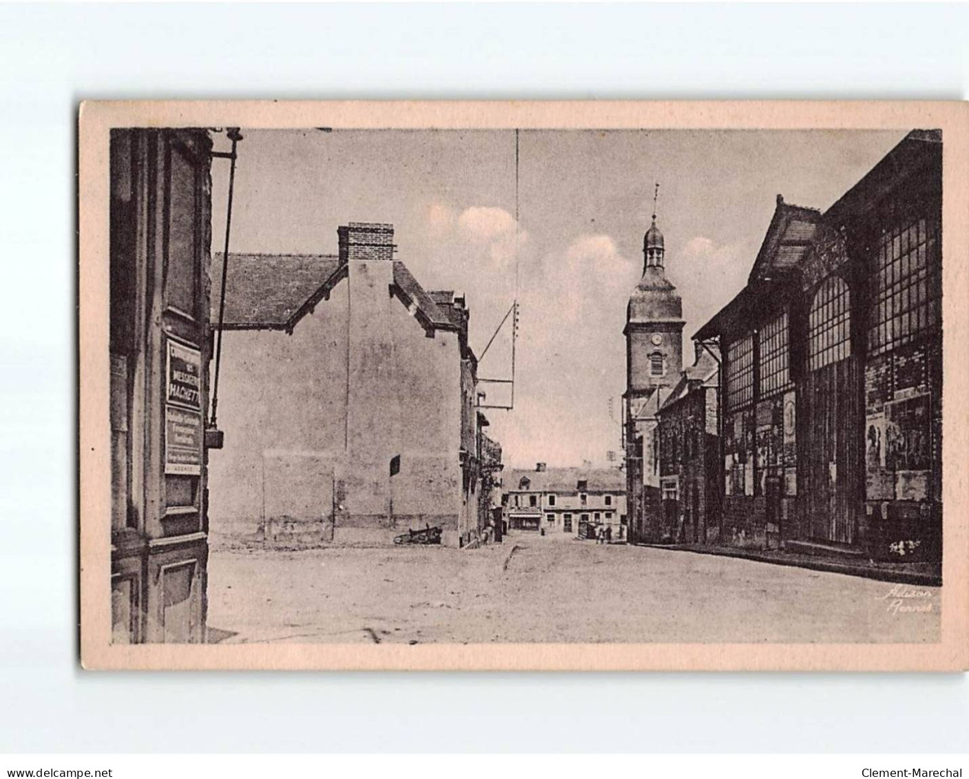 GUICHEN : Le Bourg Avec Les Halles - Très Bon état - Autres & Non Classés