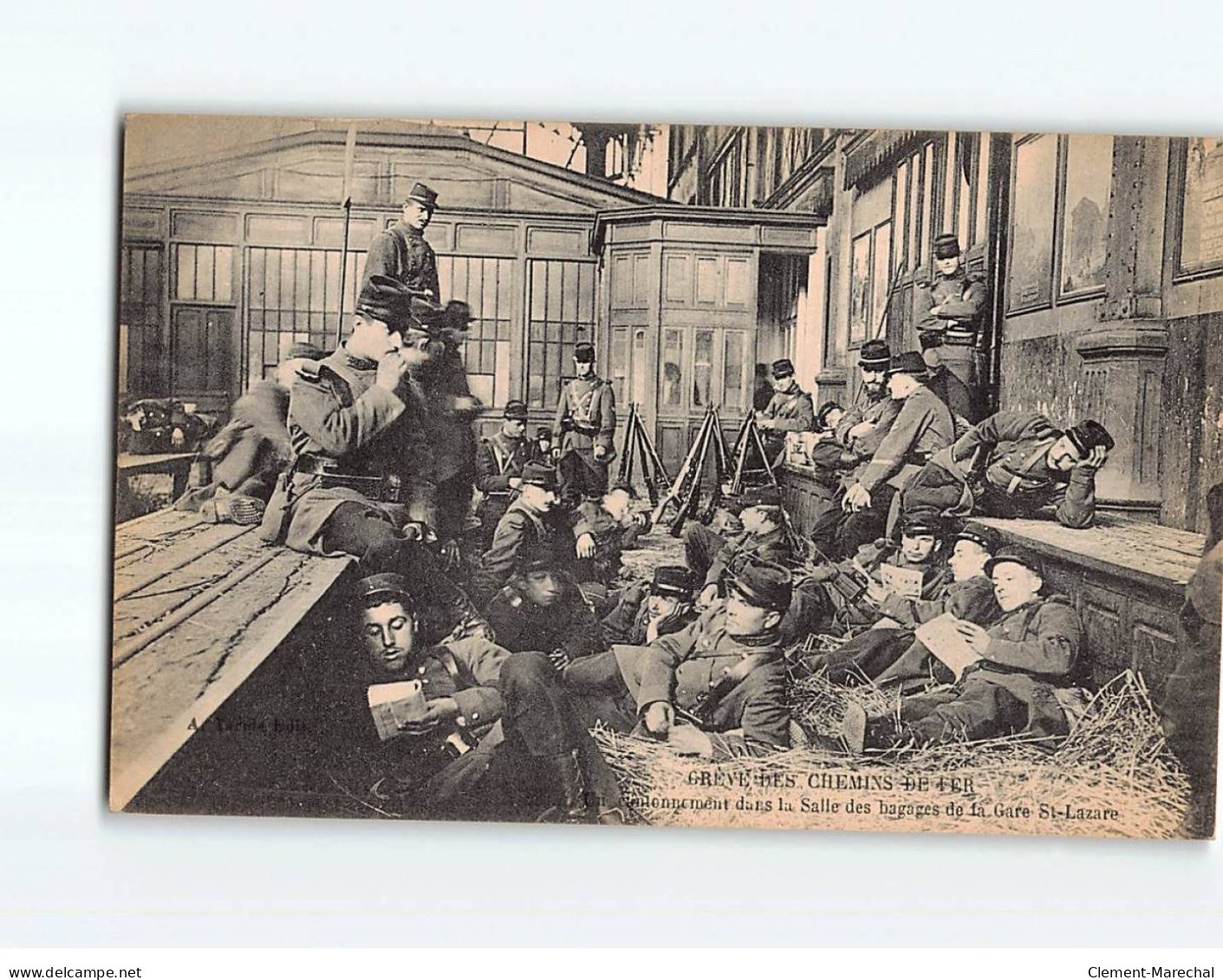 PARIS: Grève Des Chemin De Fer, Cantonnement Dans La Salle Des Bagages De La Gare Saint-Lazare - état - Stations, Underground