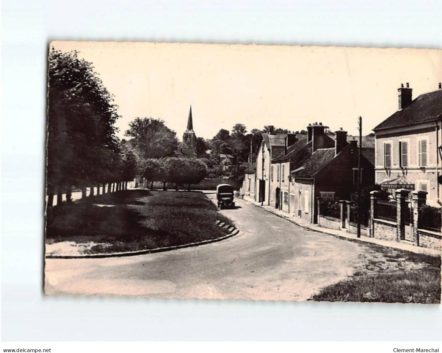 SAINT PIERRE LES NEMOURS : Place Saint-Pierre - état - Saint Pierre Les Nemours