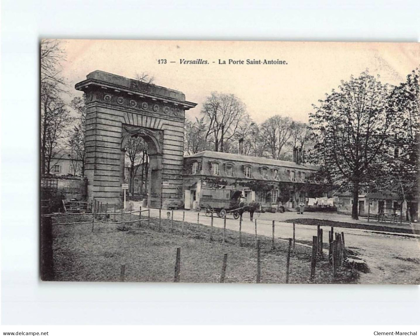 VERSAILLES : La Porte Saint-Antoine - état - Versailles