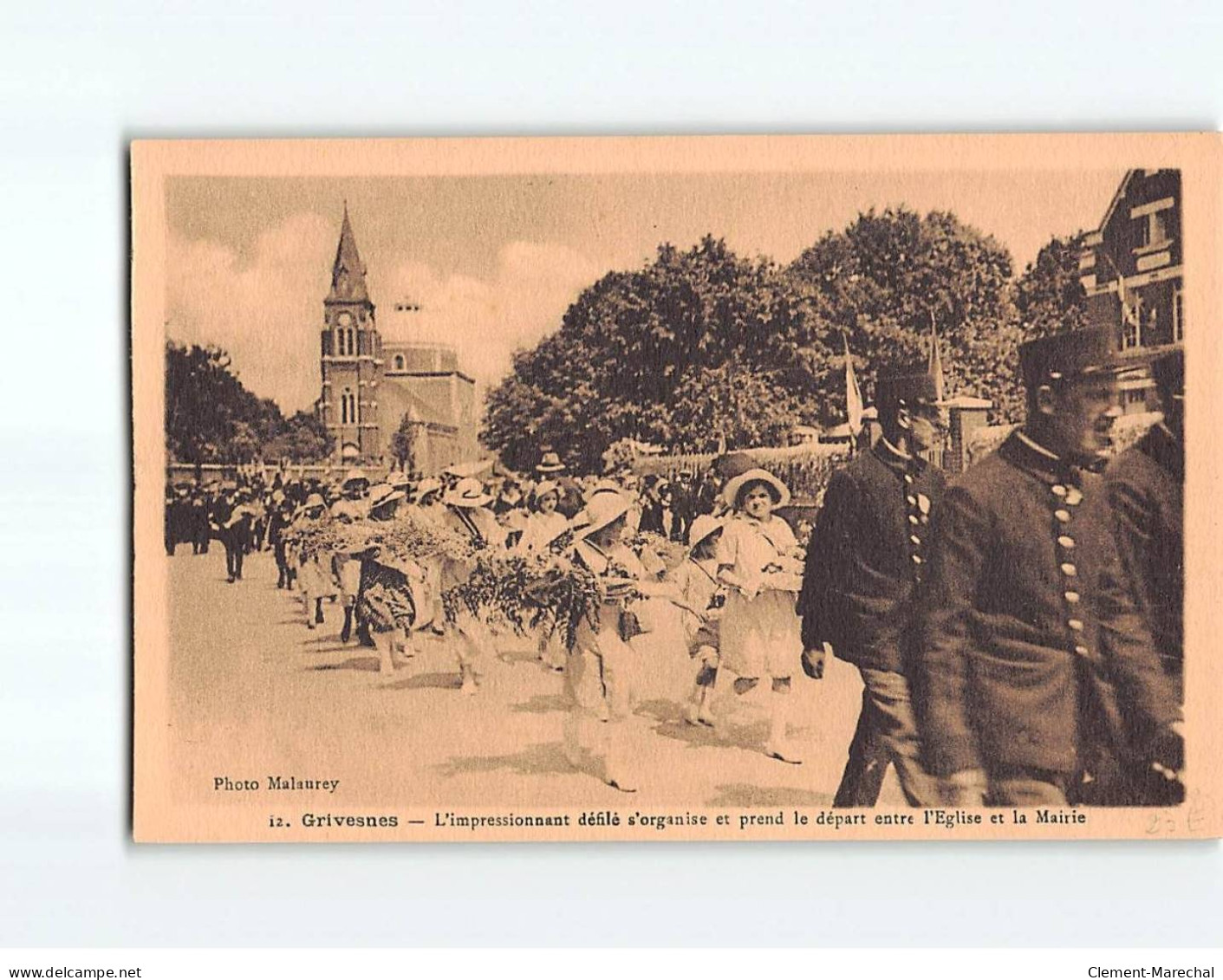 GRIVESNES : L'impressionnant Défilé S'organise Et Prend Le Départ Entre L'Eglise Et La Mairie - Très Bon état - Autres & Non Classés