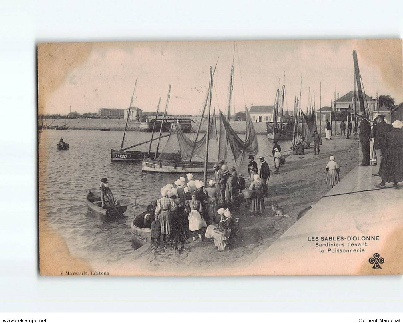 SABLES D'OLONNE : Sardiniers Devant La Poissonnerie - état - Sables D'Olonne