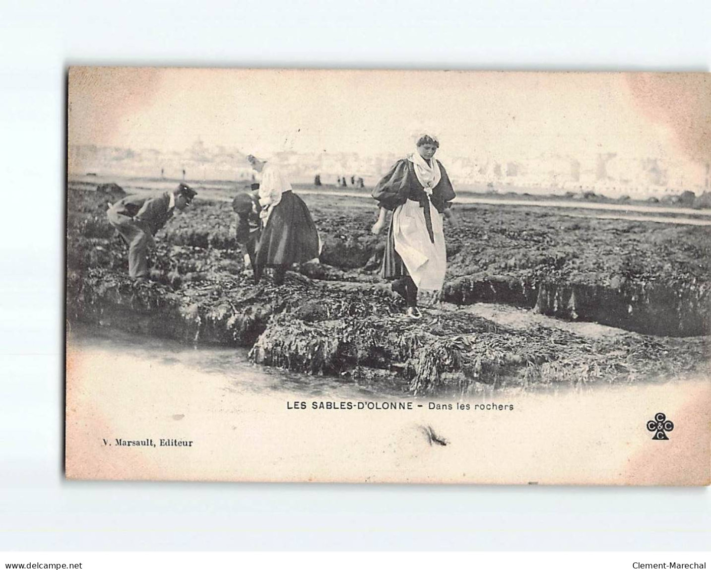 SABLES D'OLONNE : Dans Les Rochers - état - Sables D'Olonne