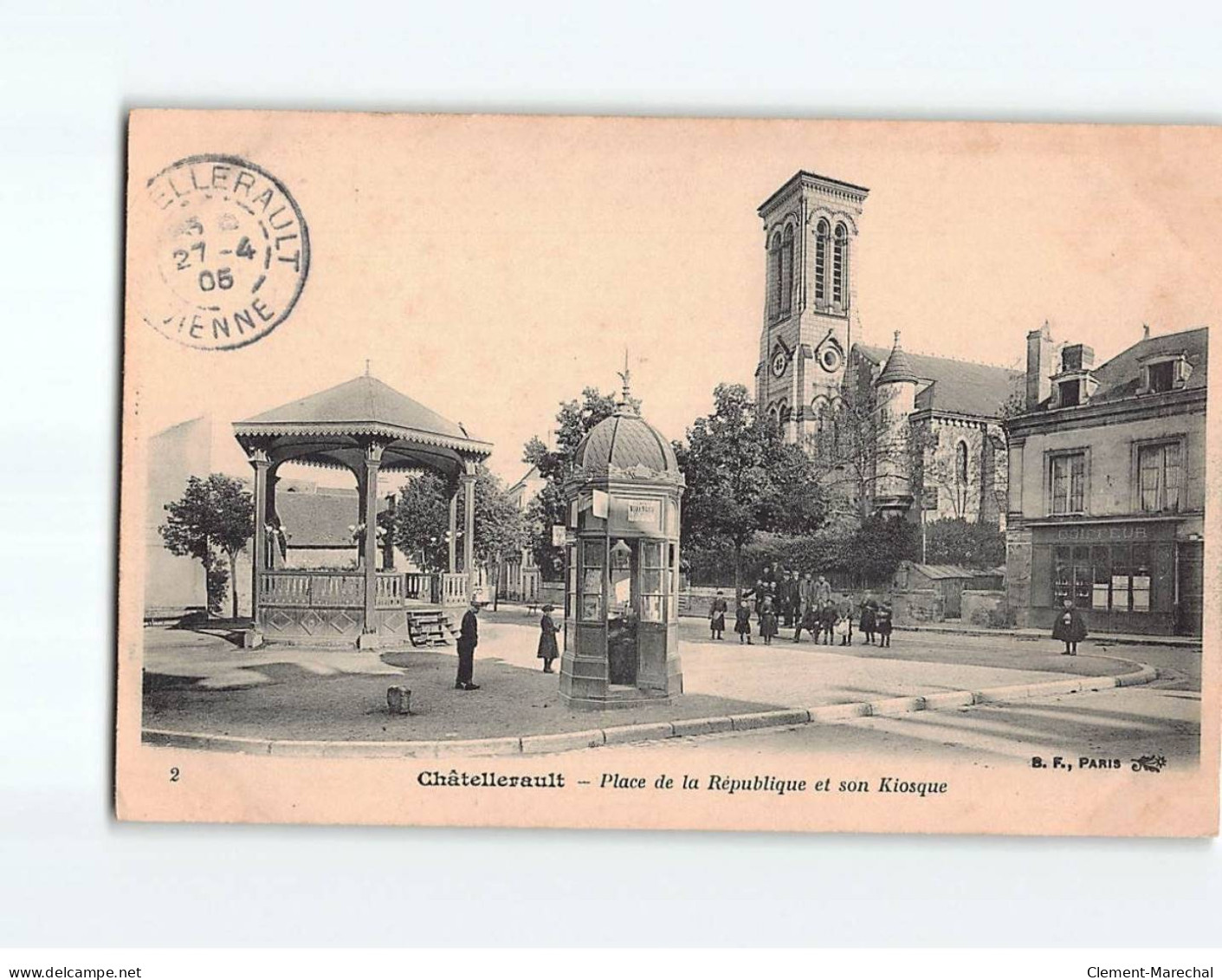CHATELLERAULT : Place De La République Et Son Kiosque - état ( Partiellement Décollée ) - Chatellerault