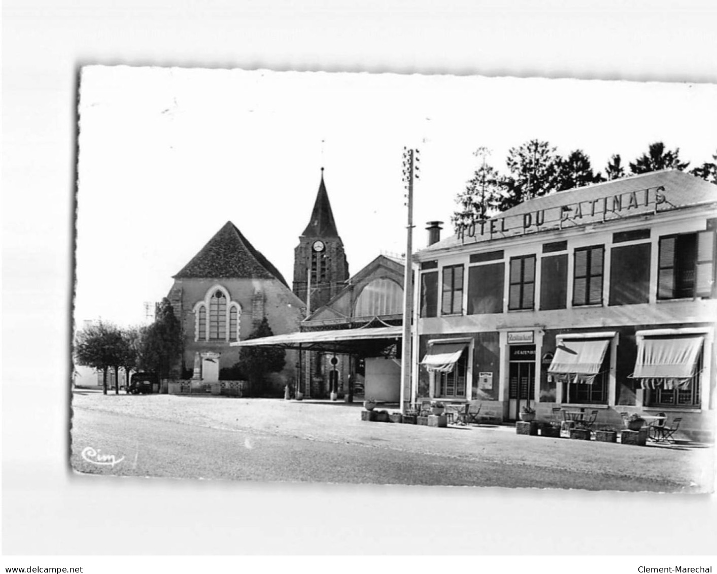 SAINT VALERIEN : La Place - état - Saint Valerien