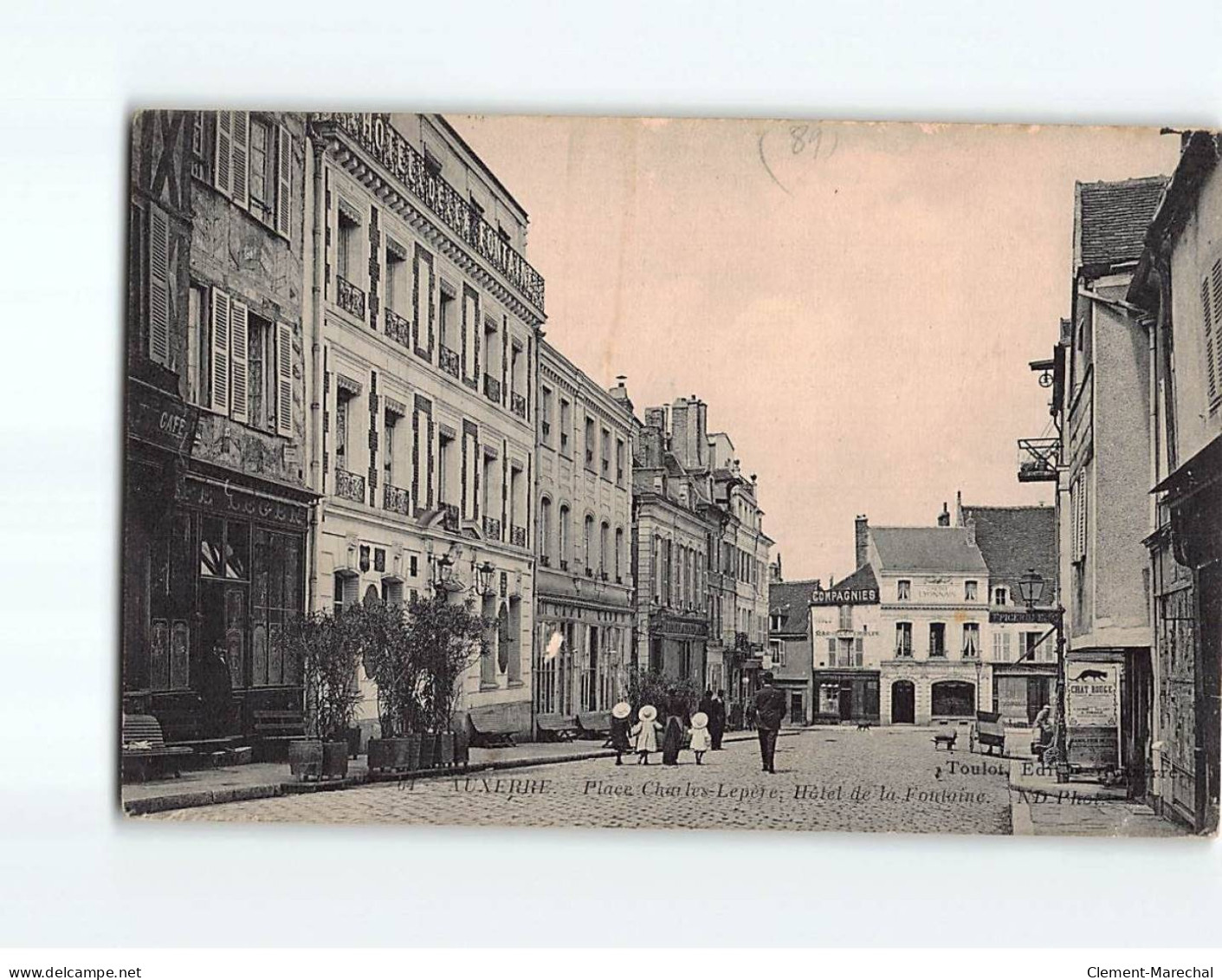 AUXERRE : Place Charles Lepère, Hôtel De La Fontaine - état - Auxerre