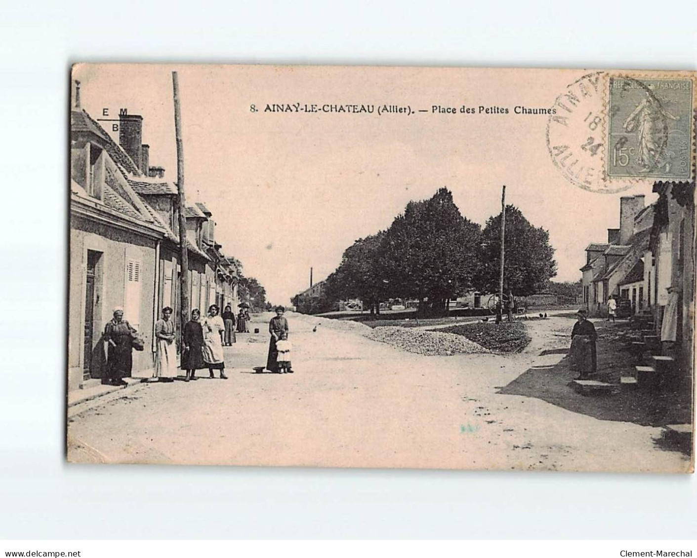 AINAY LE CHATEAU : Place Des Petites Chaumes - état - Autres & Non Classés