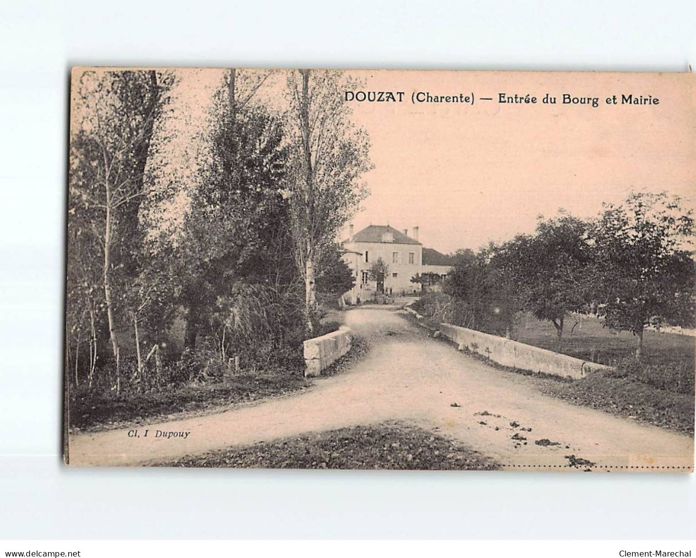 DOUZAT : Entrée Du Bourg Et Mairie - Très Bon état - Other & Unclassified