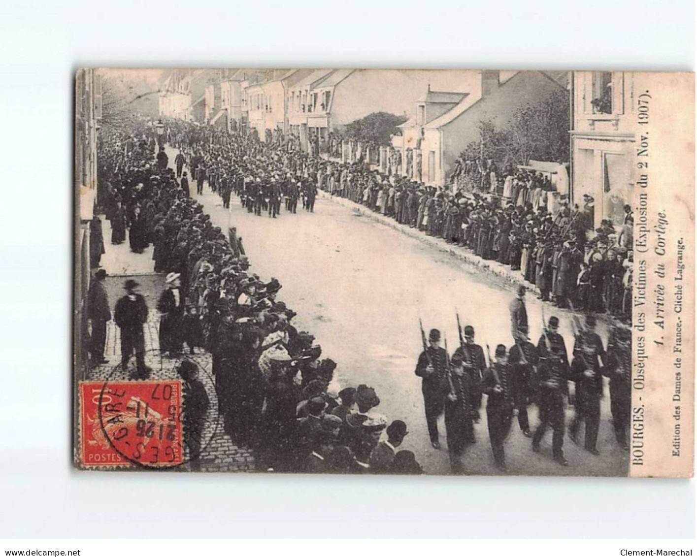 BOURGES : Obsèques Des Victimes De L'explosion Du 2 Novembre 1907, Arrivée Du Cortège - état - Bourges