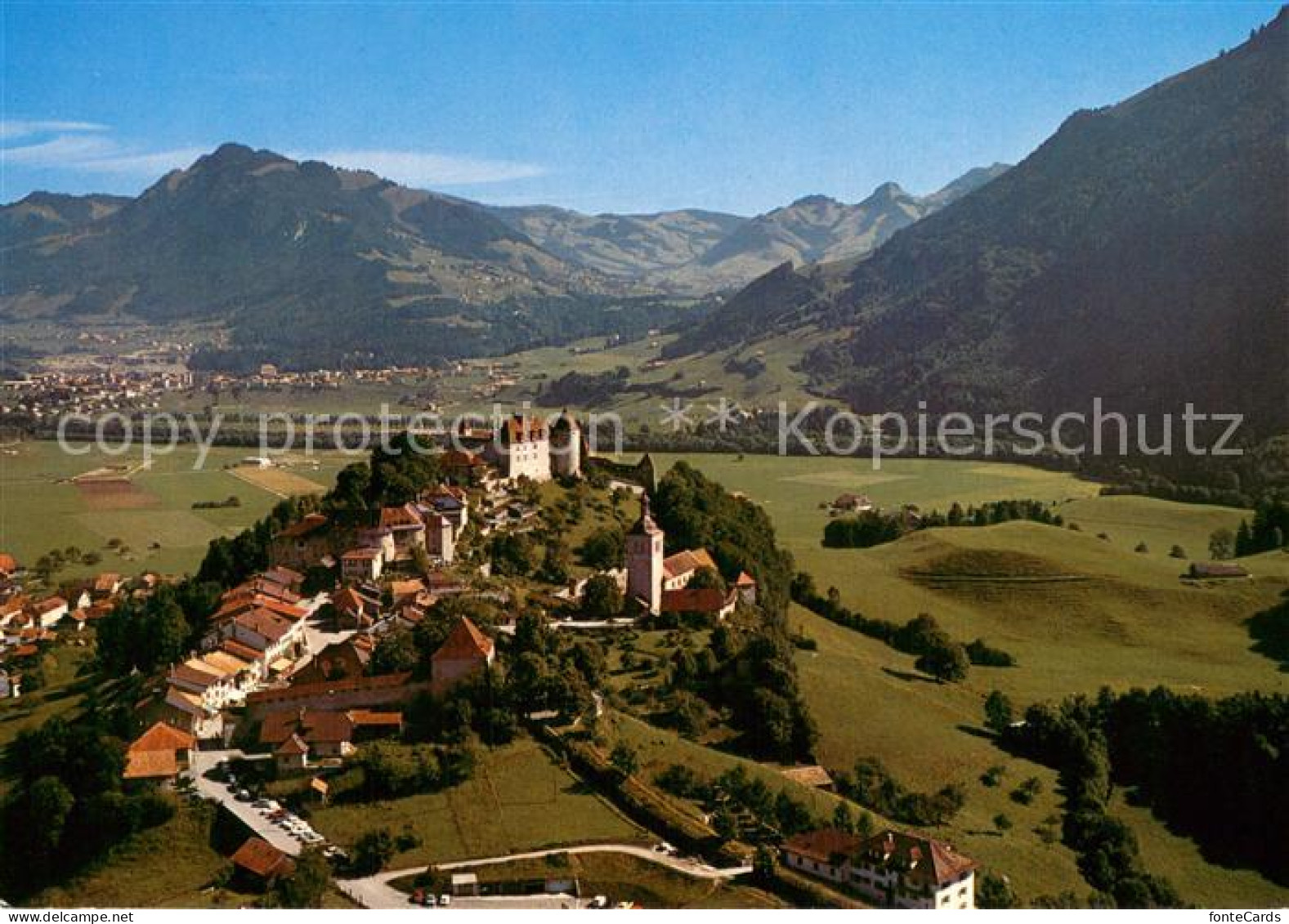 13751929 Gruyeres  Gruyere FR Et Son Chateau Vue Aerienne  - Andere & Zonder Classificatie