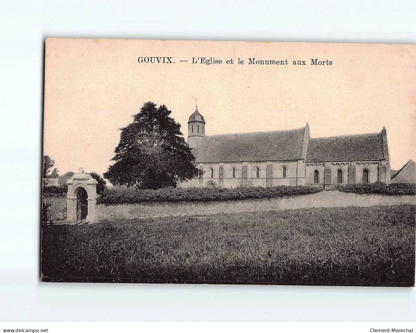 GOUVIS : L'Eglise Et Le Monument Aux Morts - Très Bon état - Andere & Zonder Classificatie