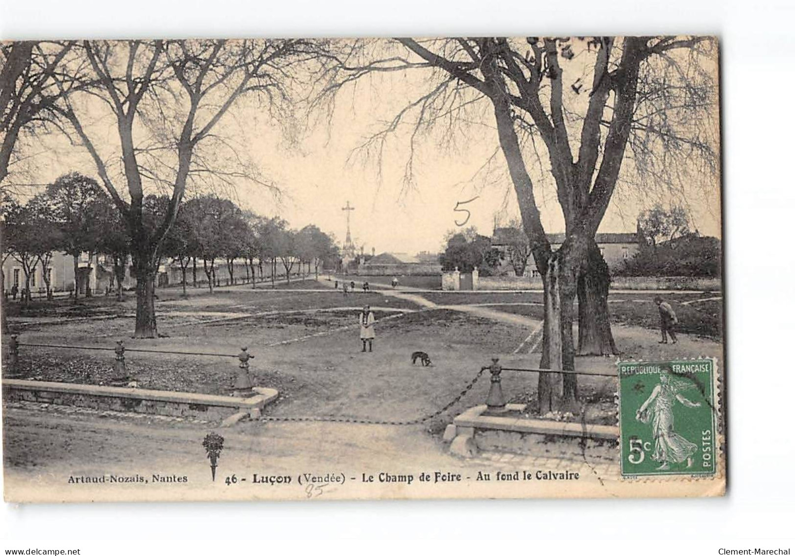 LUCON - Le Champ De Foire - Au Fond Le Calvaire - Très Bon état - Lucon