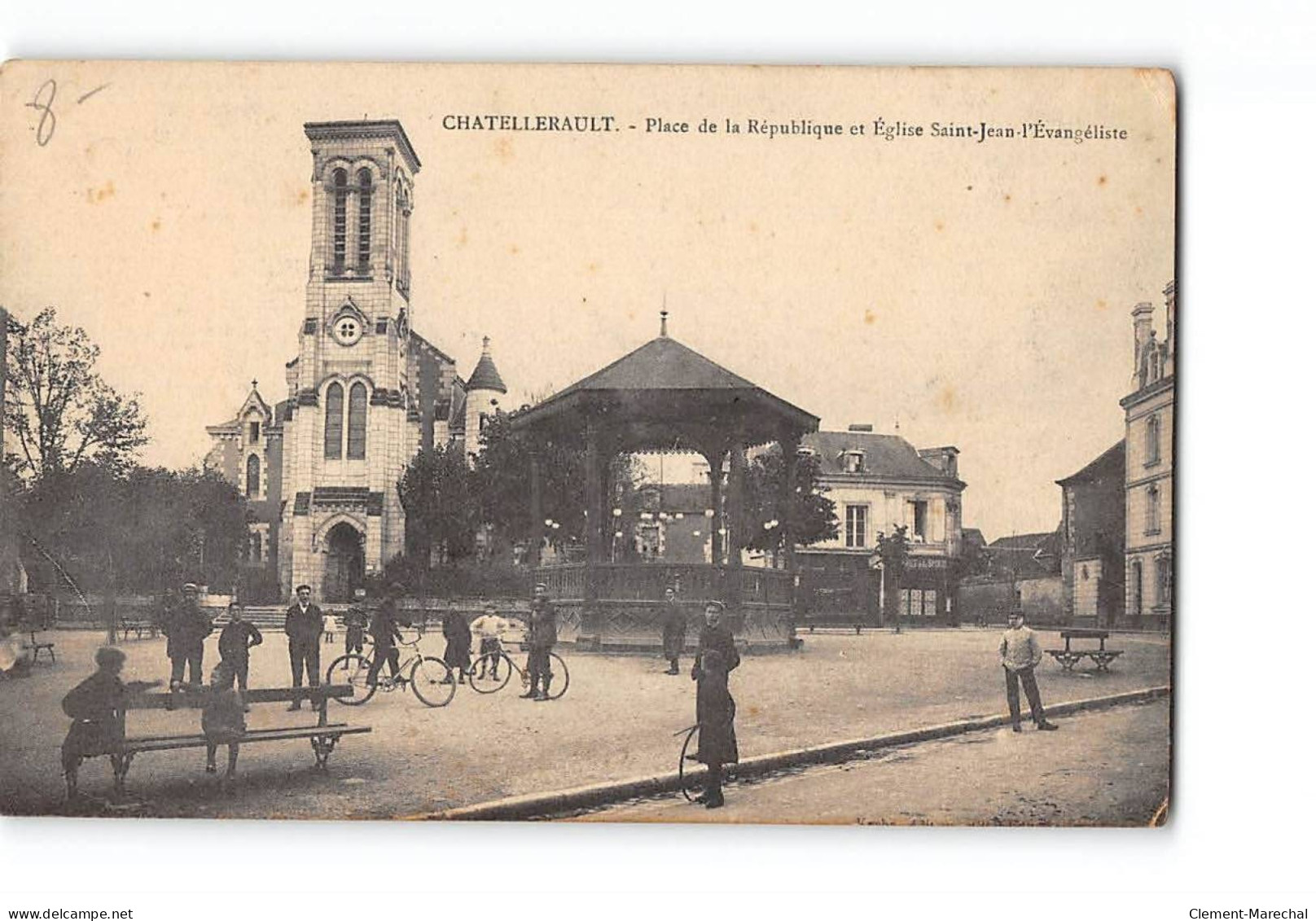 CHATELLERAULT - Place De La République Et Eglise Saint Jean L'Evangéliste - Très Bon état - Chatellerault