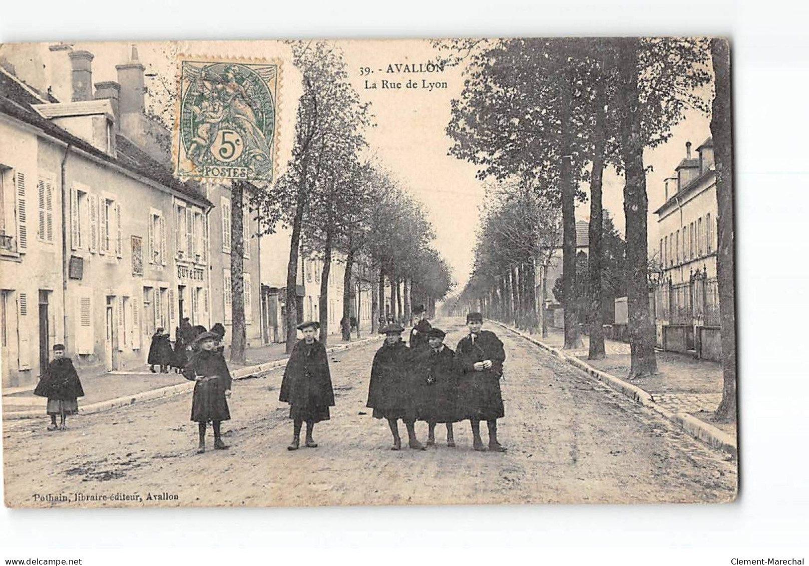 AVALLON - La Rue De Lyon - état - Avallon