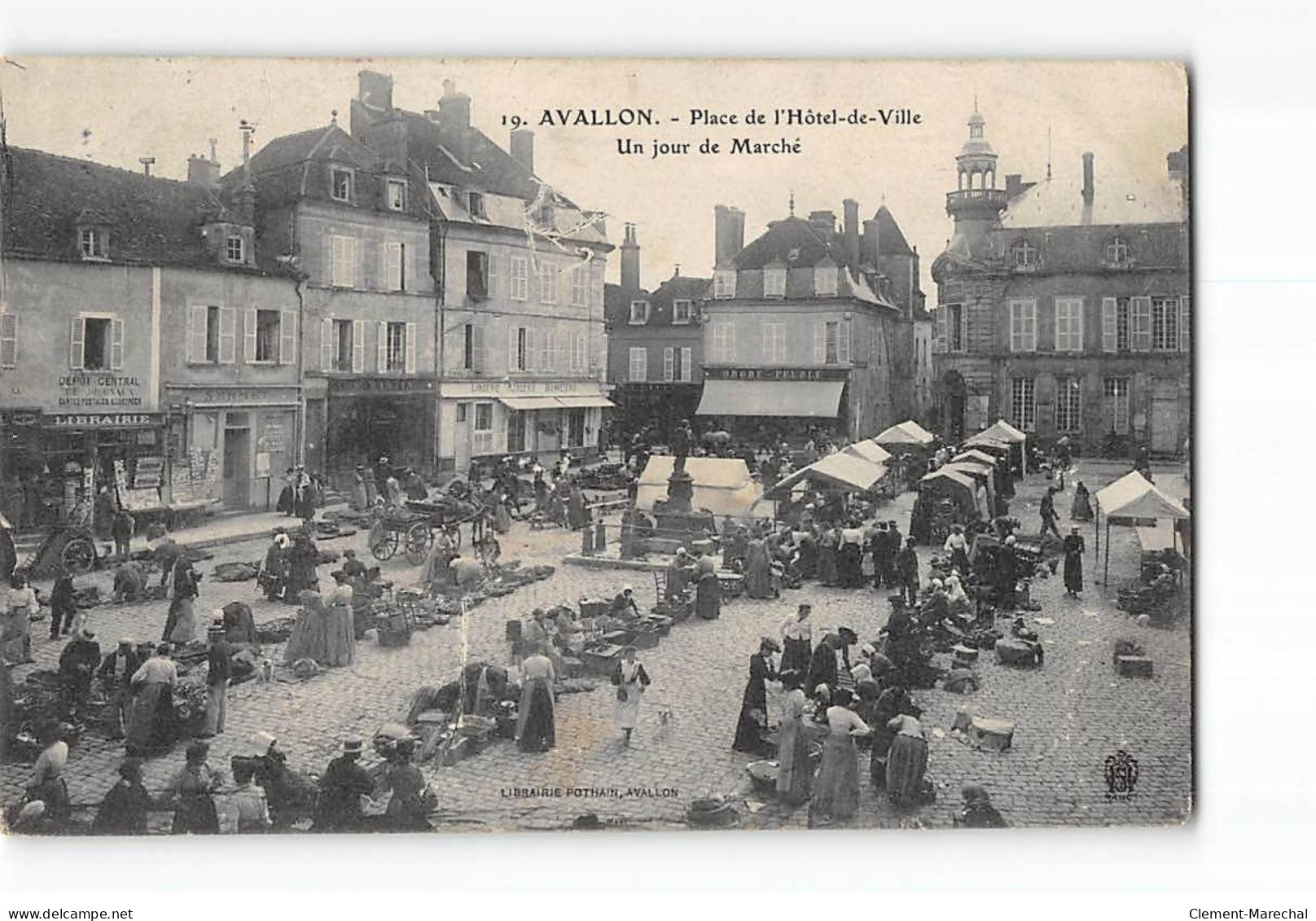 AVALLON - Place De L'Hôtel De Ville - Un Jour De Marché - Très Bon état - Avallon