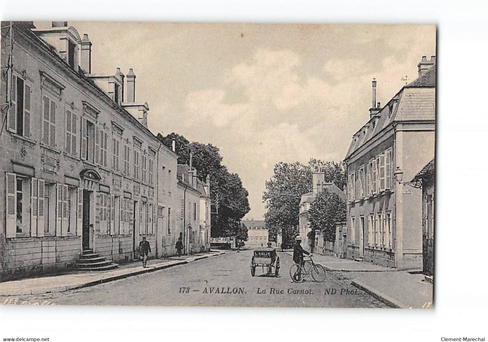 AVALLON - La Rue Carnot - Très Bon état - Avallon