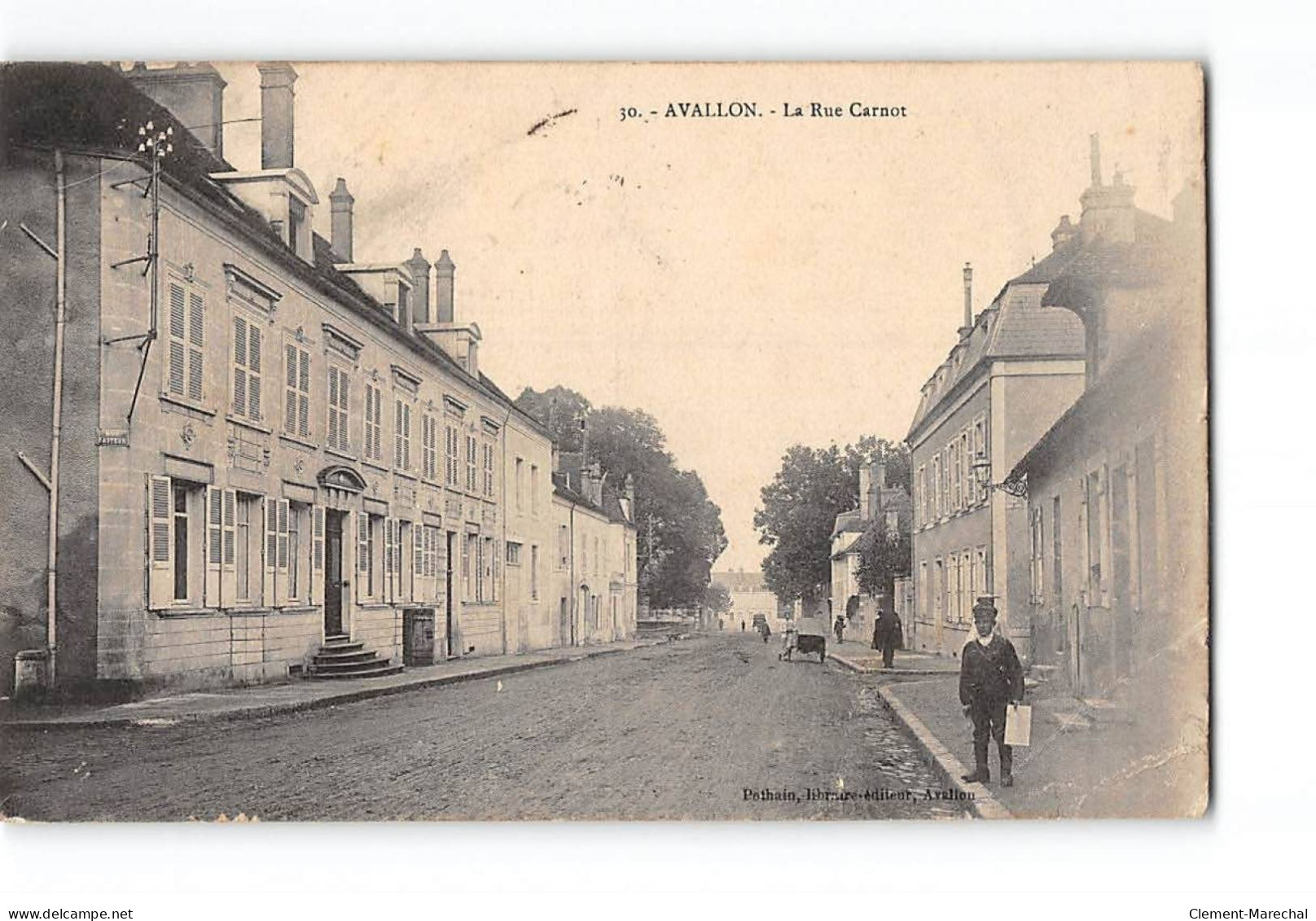 AVALLON - La Rue Carnot - état - Avallon