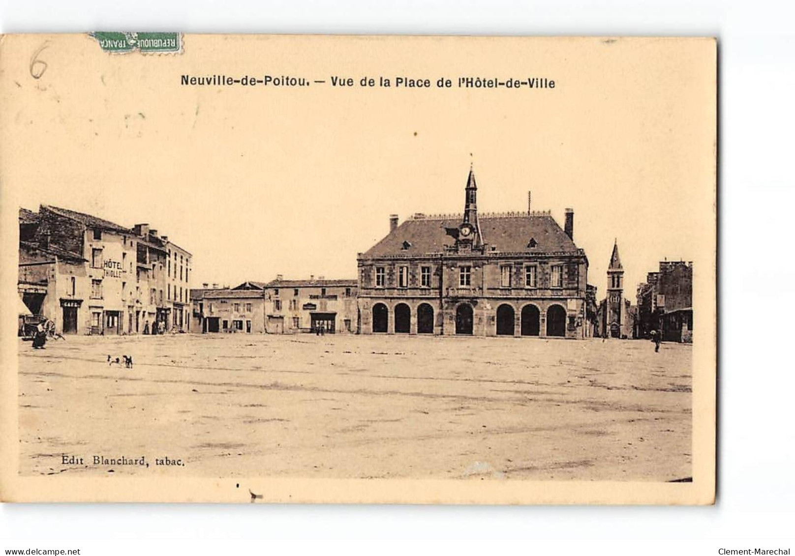 NEUVILLE DE POITOU - Vue De La Place De L'Hôtel De Ville - Très Bon état - Neuville En Poitou