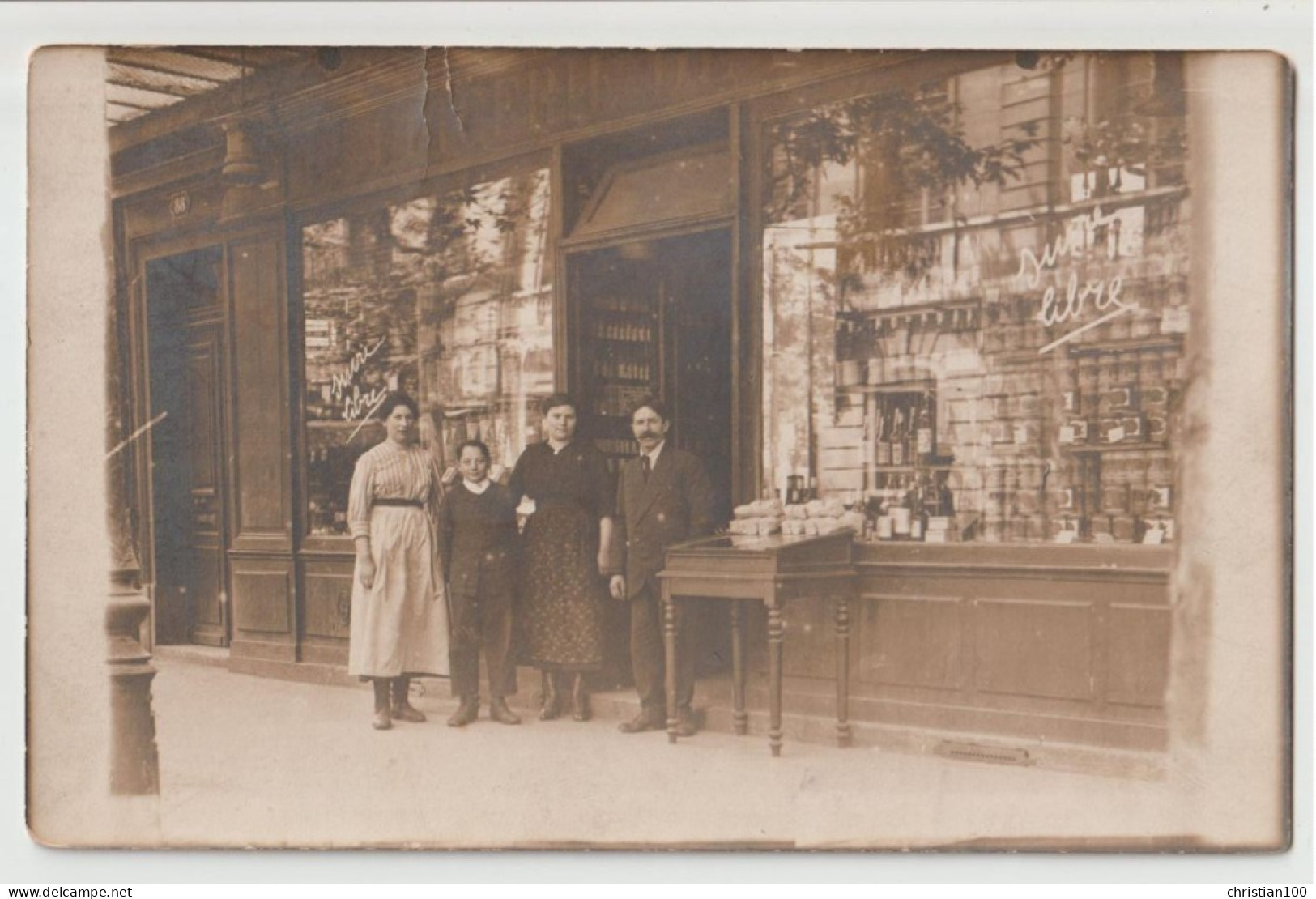 CARTE PHOTO - DEVANTURE D'UNE EPICERIE - " SUCRE LIBRE " ECRIT SUR LA VITRINE - L' EPICIER EN FAMILLE -z 3 SCANS Z- - A Identifier