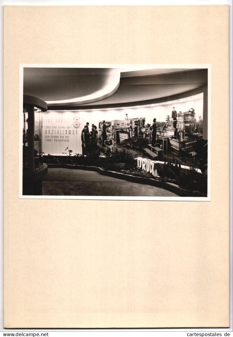 Flügelmappe 17 Fotografien Leipziger Messe 1952, Kollektivschau der VVB Druck, DDR, Leben im Sozialismus 