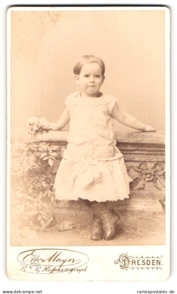 Fotografie Otto Mayer, Dresden, Prager Strasse 31, Kleines Mädchen Im Weissen Kleid Mit Blume In Der Hand  - Personnes Anonymes