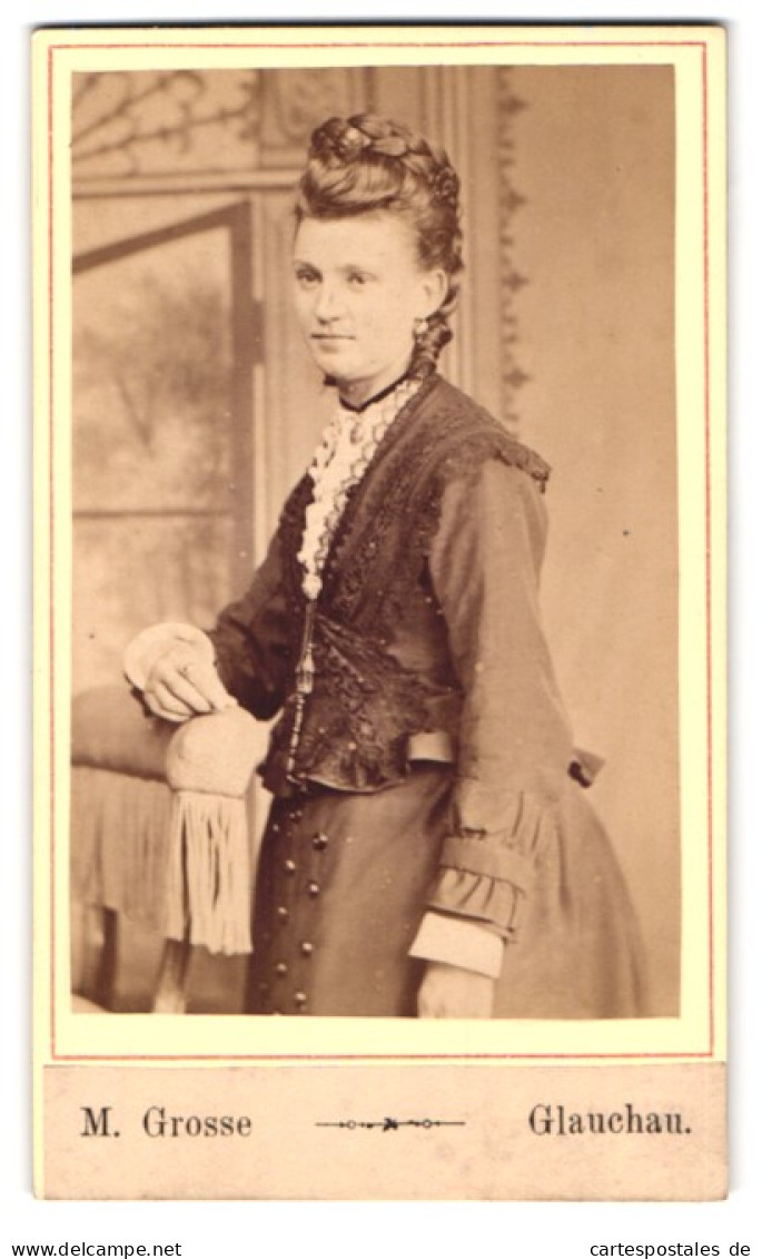 Fotografie M. Grosse, Glauchau, Am Schützenplatz, Portrait Junge Dame In Hübscher Kleidung  - Personnes Anonymes