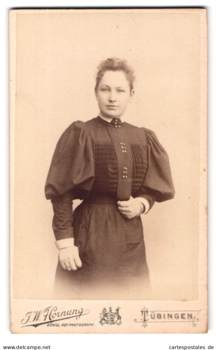 Fotografie J. W. Hornung, Tübingen, Uhlandstrasse 11, Portrait Junge Dame Im Modischen Kleid  - Anonymous Persons