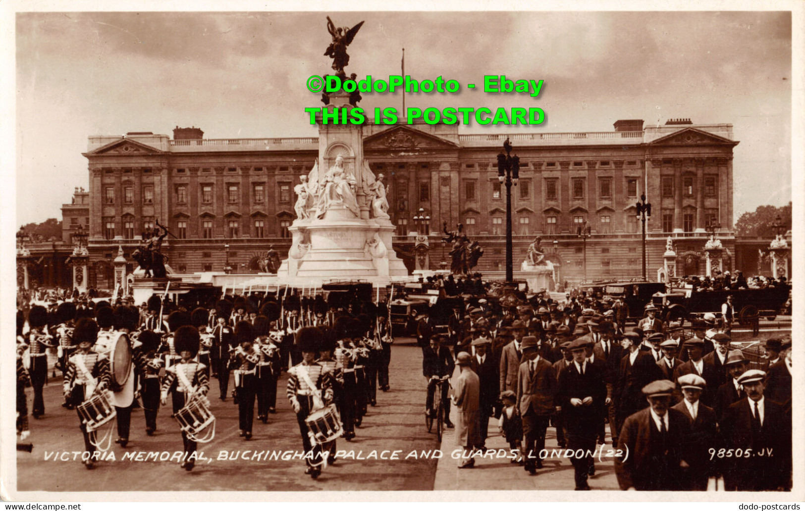 R345461 Victoria Memorial Buckingham Palace And Guards London. 22. 98505. J. V. - Sonstige & Ohne Zuordnung