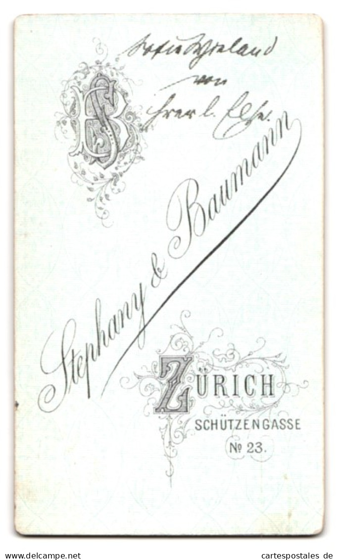 Fotografie Stephany & Baumann, Zürich, Portrait Junge Dame Mit Kragenbrosche Und Halskette  - Anonyme Personen