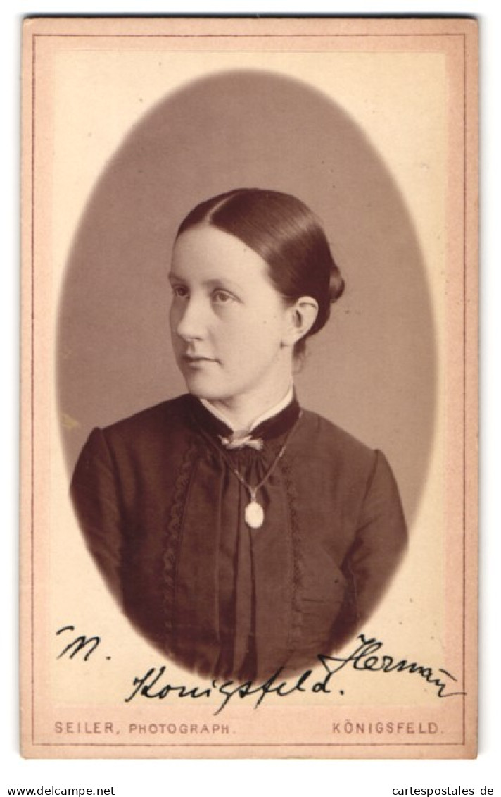 Fotografie Seiler, Königsfeld /Baden, Portrait Junge Dame Mit Medaillon  - Anonyme Personen