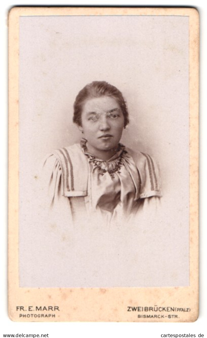 Fotografie Fr. E. Marr, Zweibrücken / Pfalz, Bismarck-Str., Junge Dame In Seidenem Kleid Trägt Eine Halskette  - Anonyme Personen