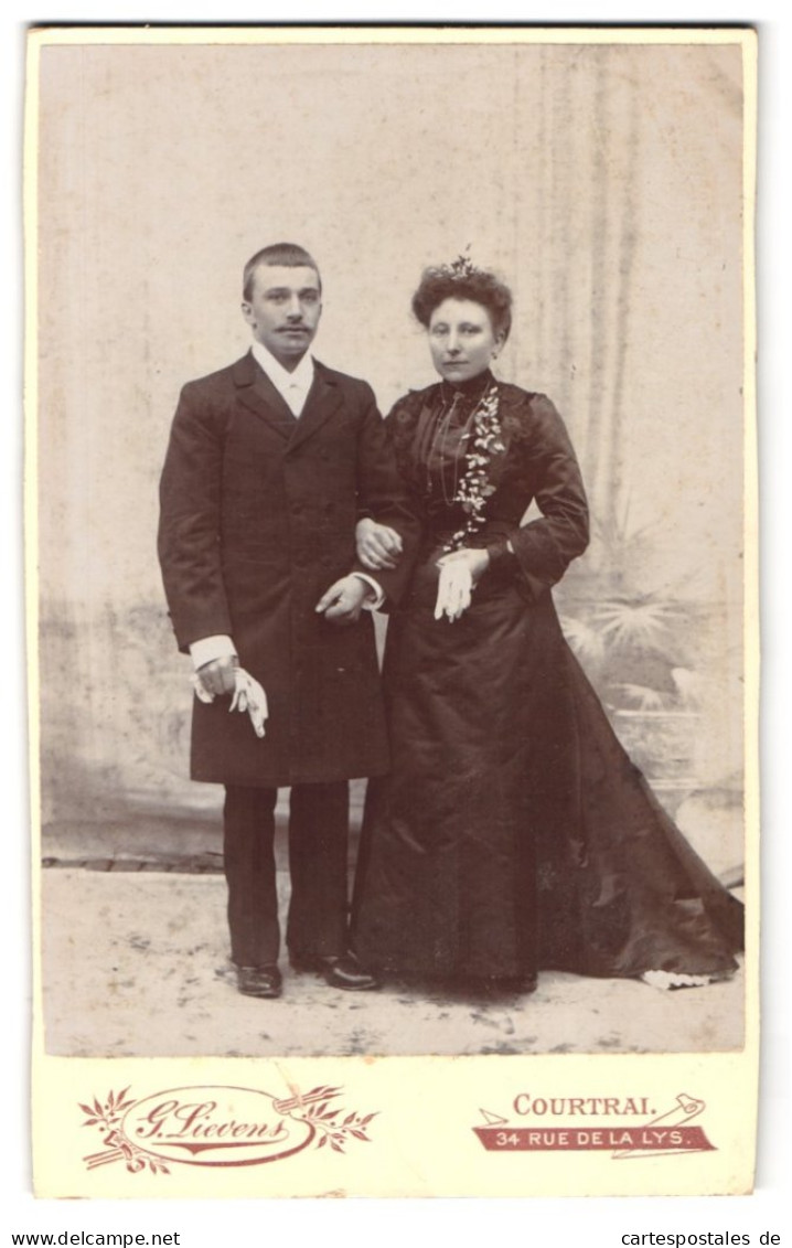 Fotografie G. Lievens, Courtrai, 34 Rue De La Lys, Bräutigam Nebst Braut Im Schwarzen Kleid  - Anonieme Personen