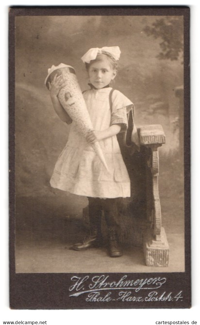 Fotografie H. Strohmeyer, Thale /Harz, Poststr. 4, Portrait Kleines Mädchen Im Weissen Kleidchen Mit Schultüte  - Anonieme Personen